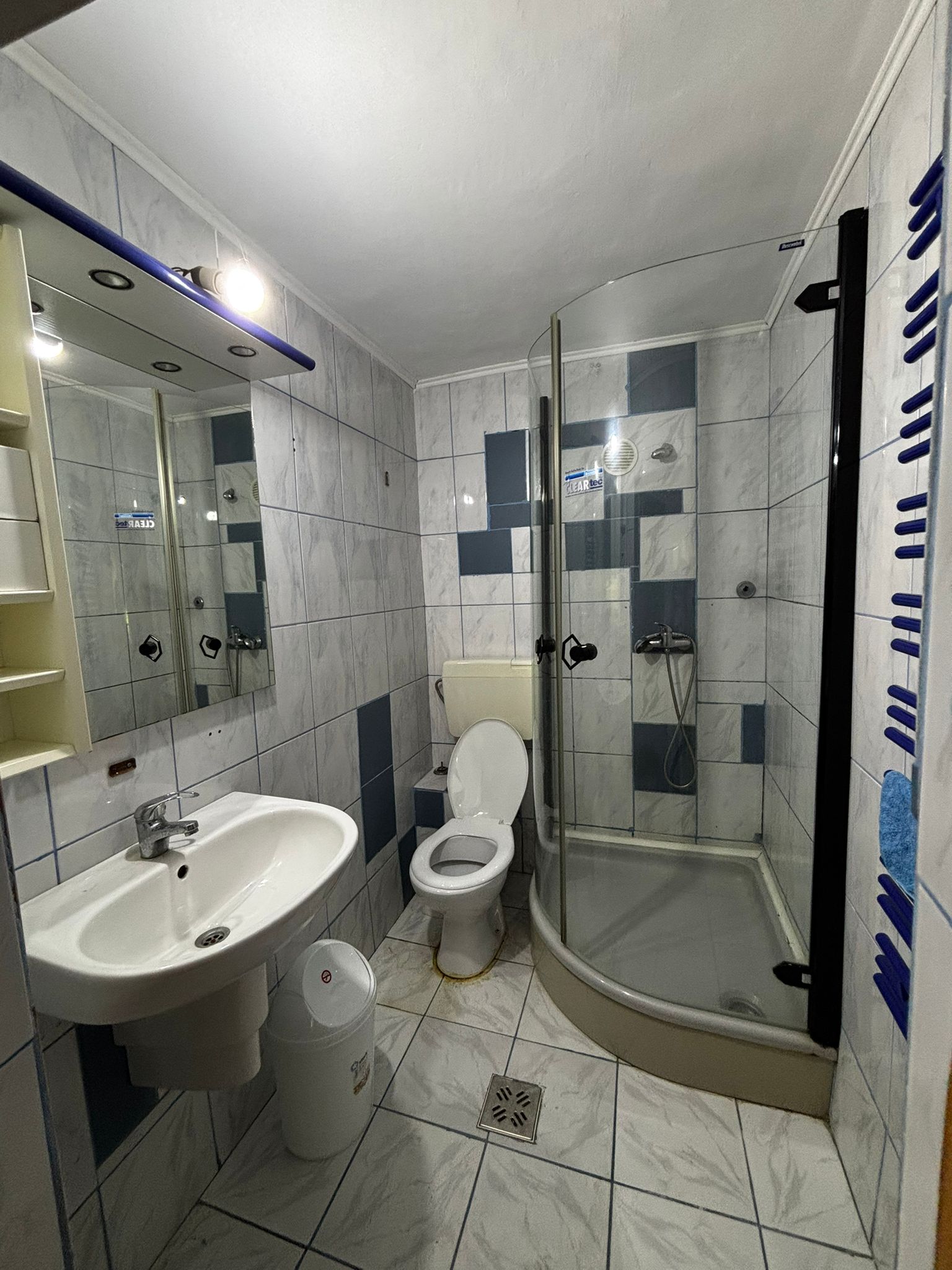 Cameră dublă matrimonială cu baie comună